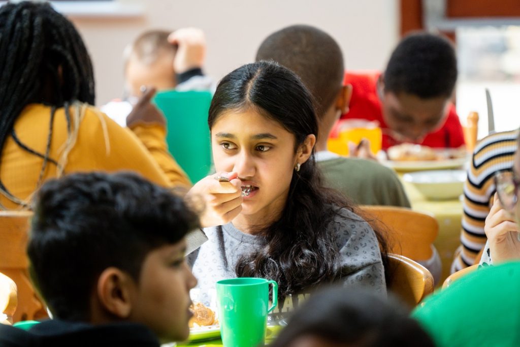 children-eating-at-lineham-farm