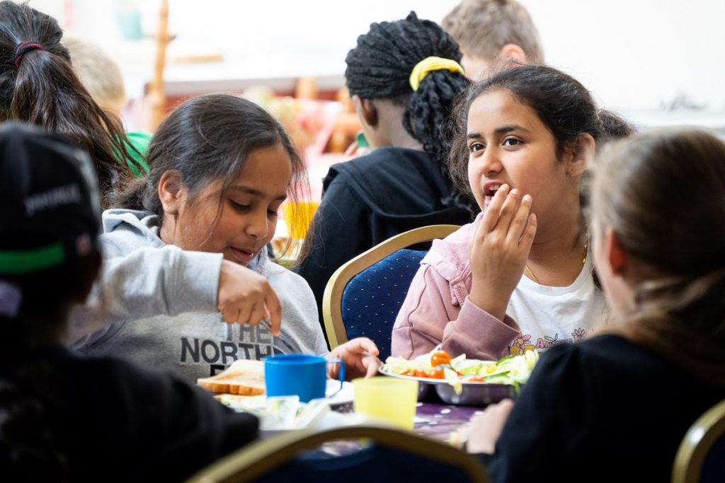 children-eating-at-lineham-farm